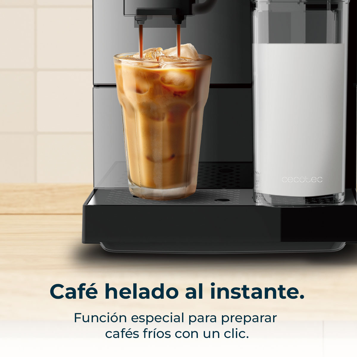 Café vertiéndose en un vaso con hielo. Un vaso de leche a la derecha. Texto: Café helado al instante. Función especial para cafés fríos.