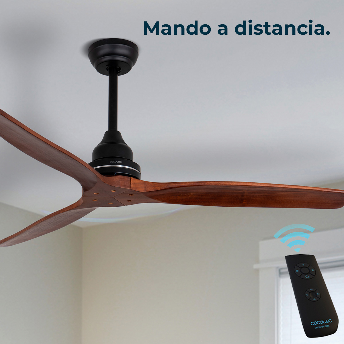 Pokazany jest wentylator sufitowy z drewnianymi łopatkami. Po prawej stronie pilot, wskazujący funkcjonalność zdalnego sterowania.