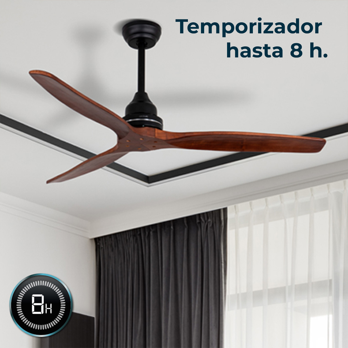 Pokazano wentylator sufitowy z drewnianymi łopatkami. Ma timer do 8 godzin. Ciemne zasłony i okno w tle.
