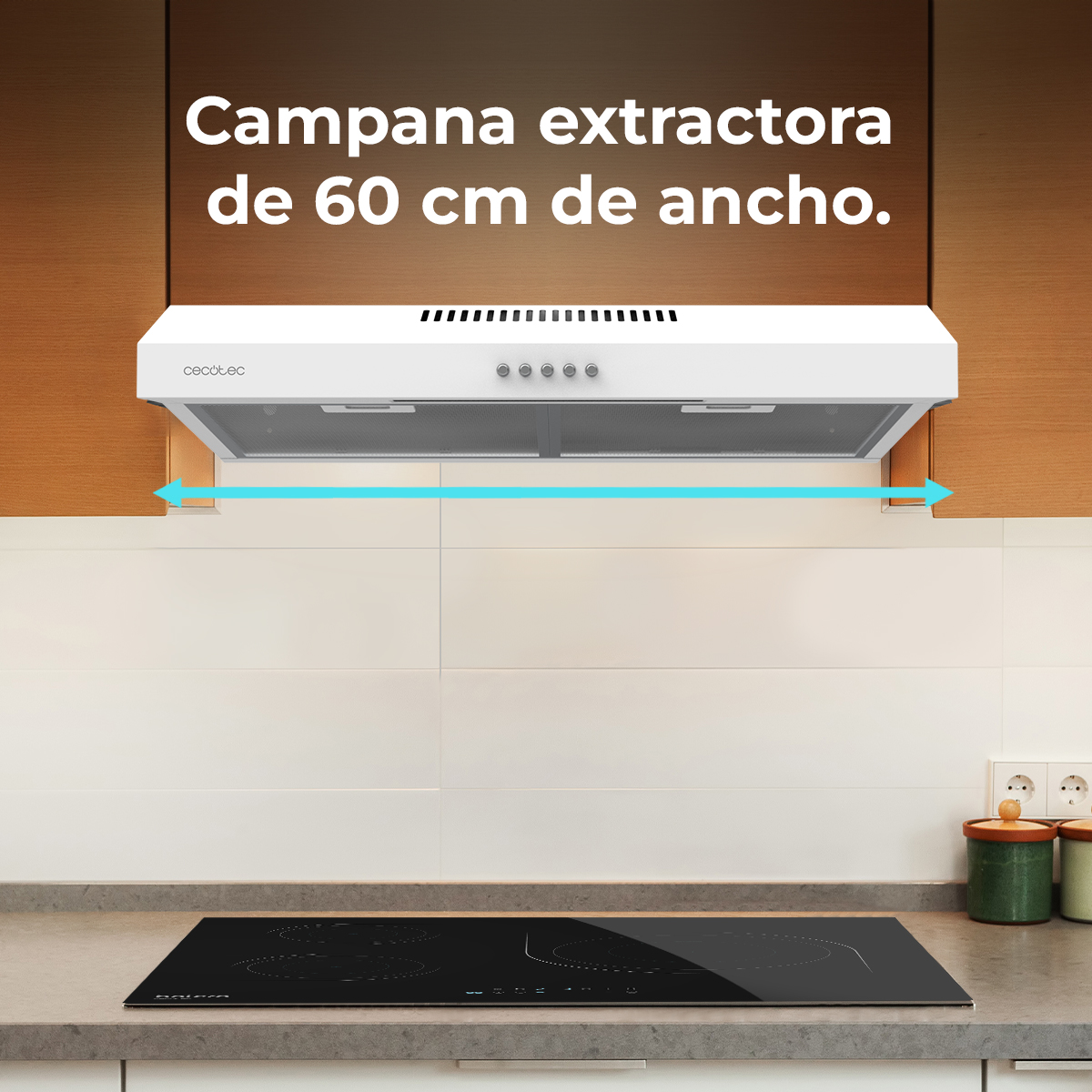 Una campana extractora blanca sobre una placa negra. El texto dice que mide 60 cm de ancho. La cocina tiene elementos blancos y de madera.