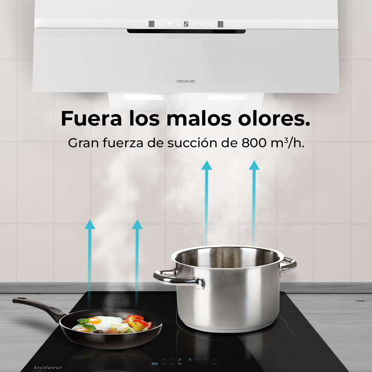 Una escena de cocina con una placa. Una sartén con huevo y verduras, y una olla con vapor subiendo a una campana extractora.