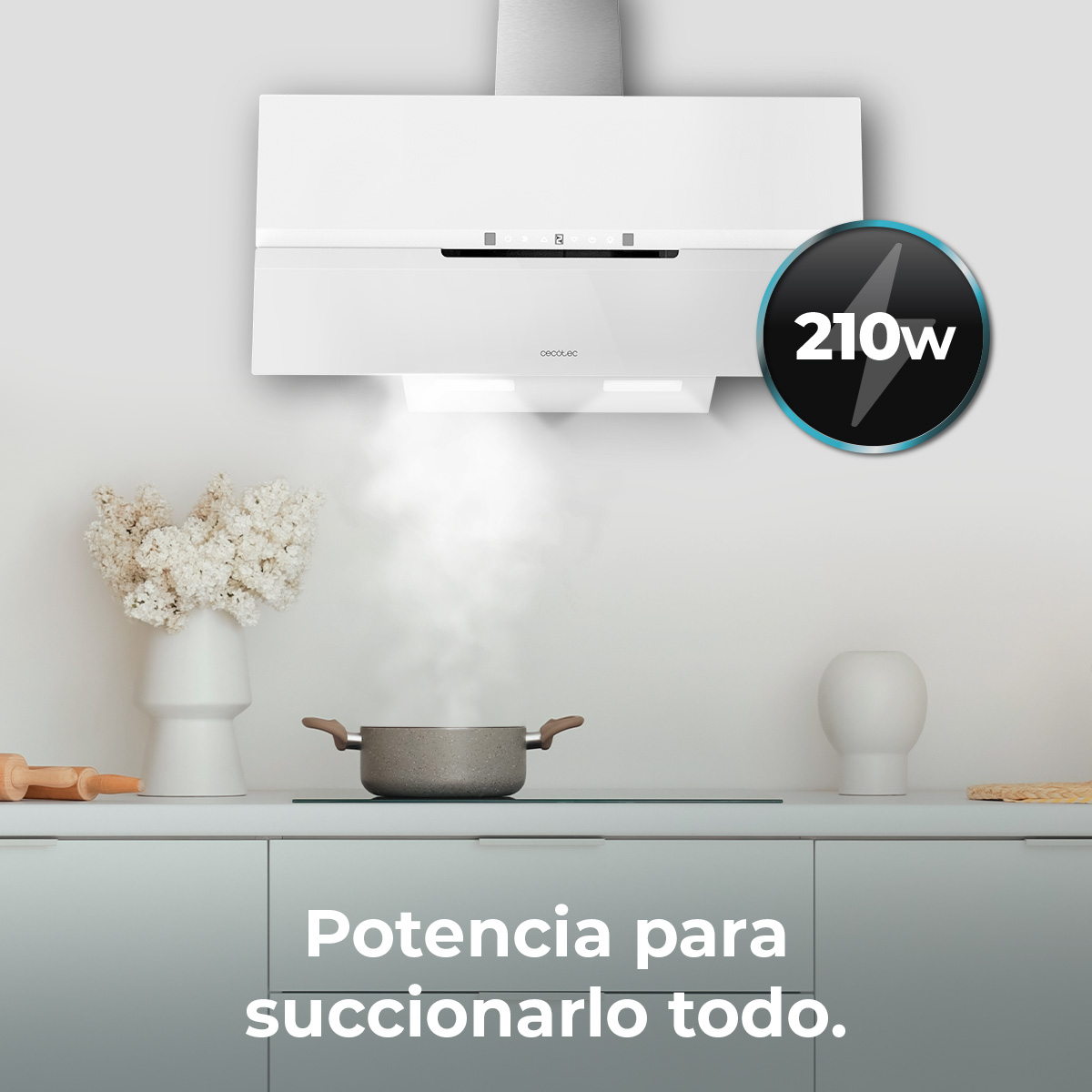 Una campana extractora blanca sobre una olla gris. Un letrero de 210w a la derecha. En el fondo, una pared blanca y un armario.