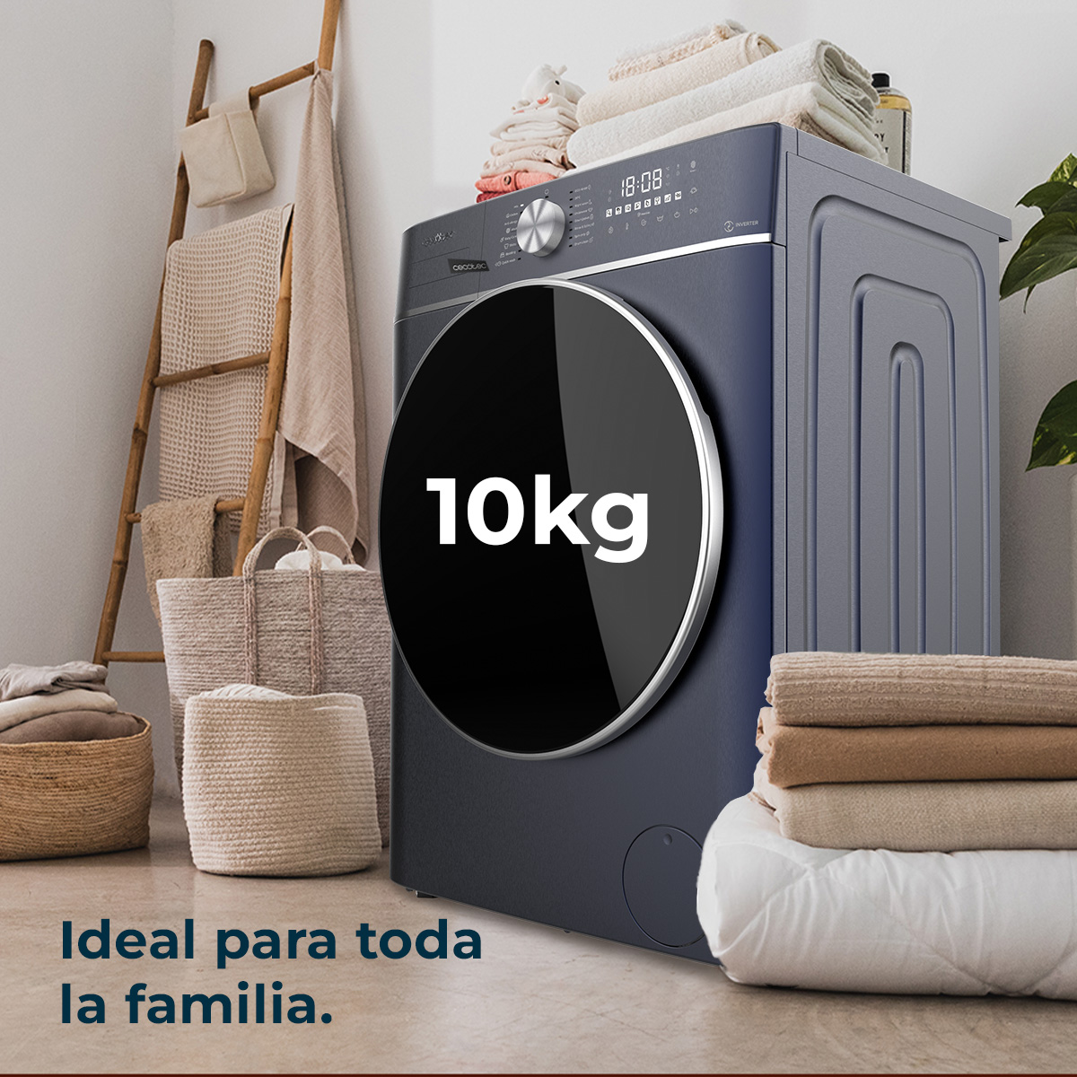 Una lavadora azul oscuro con una puerta negra que muestra '10 kg'. Toallas, cestas y una escalera en el fondo.
