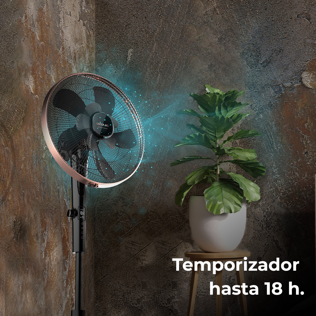 Un ventilador de pie con una planta en un taburete. El ventilador es negro y cobre, rociando agua. El texto dice 'Temporizador hasta 18 h.'