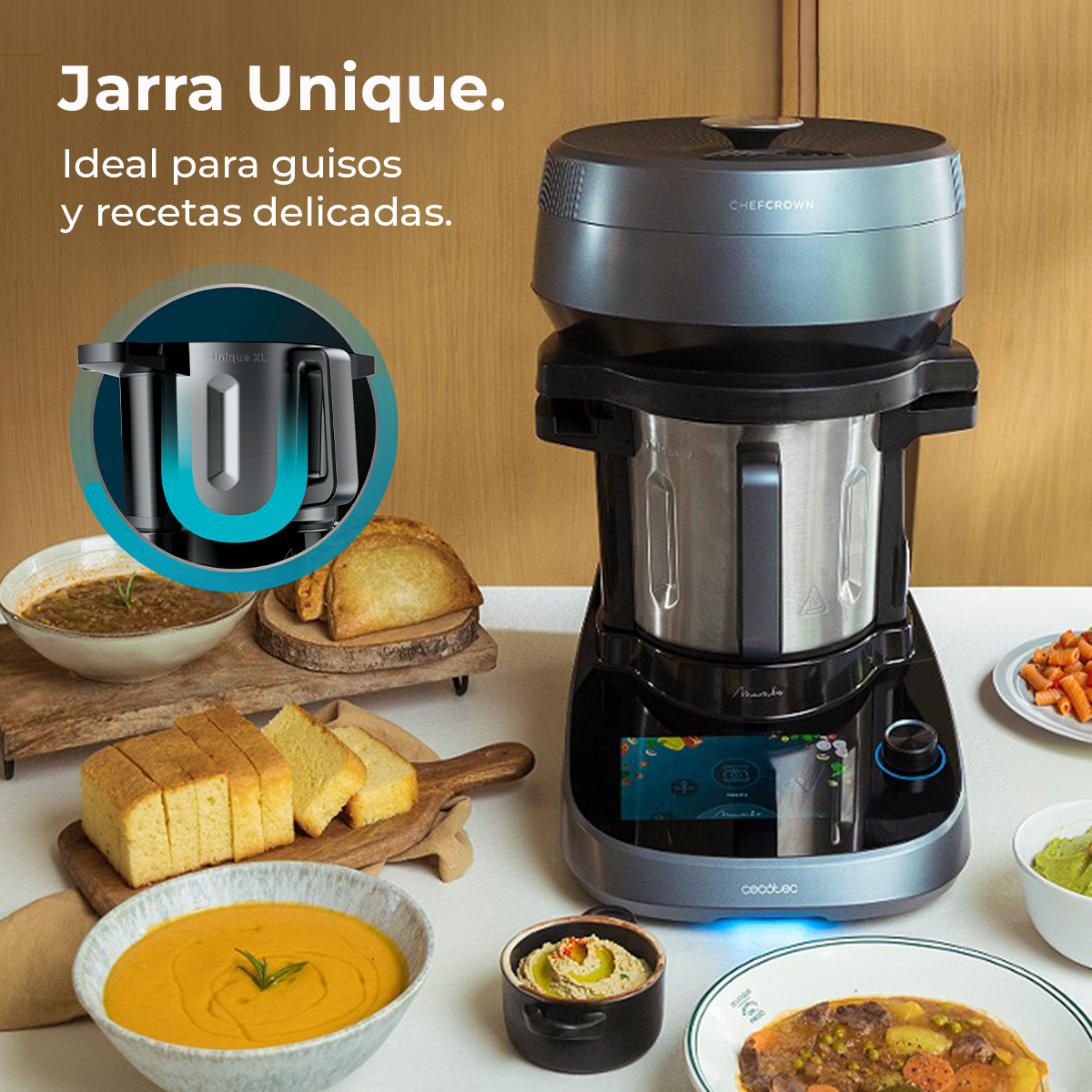 Un procesador de alimentos con platos de comida alrededor. Hay sopa, pan y otros platos cocinados.