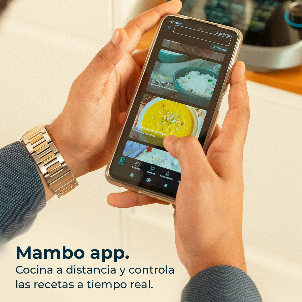 Una persona sostiene un teléfono mostrando una app de cocina. La app muestra recetas, incluyendo arroz blanco y sopa de verduras.