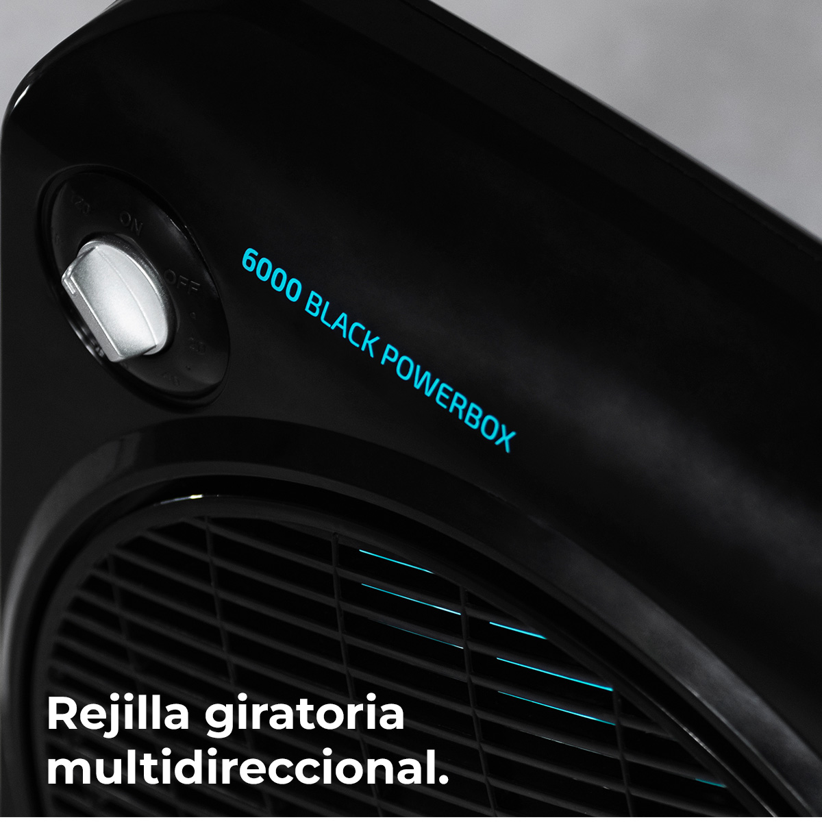 Czarny powerbox z niebieskim tekstem. Posiada obrotową kratkę. Srebrny przycisk pokazuje opcje włączania i wyłączania.