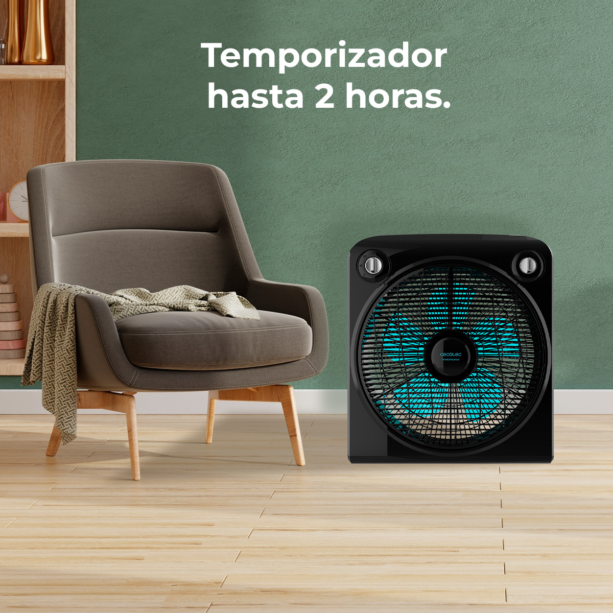 Czarny wentylator z niebieskimi światłami stoi na drewnianej podłodze obok krzesła z kocem. Tekst mówi: 'Timer do 2 godzin'.