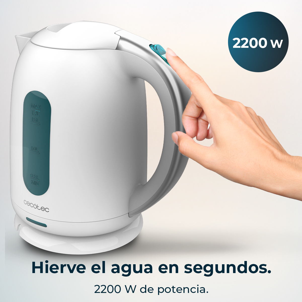 Un bollitore elettrico bianco con una mano che preme il pulsante di accensione. Testo: 'Scalda l'acqua in pochi secondi'. 2200W.