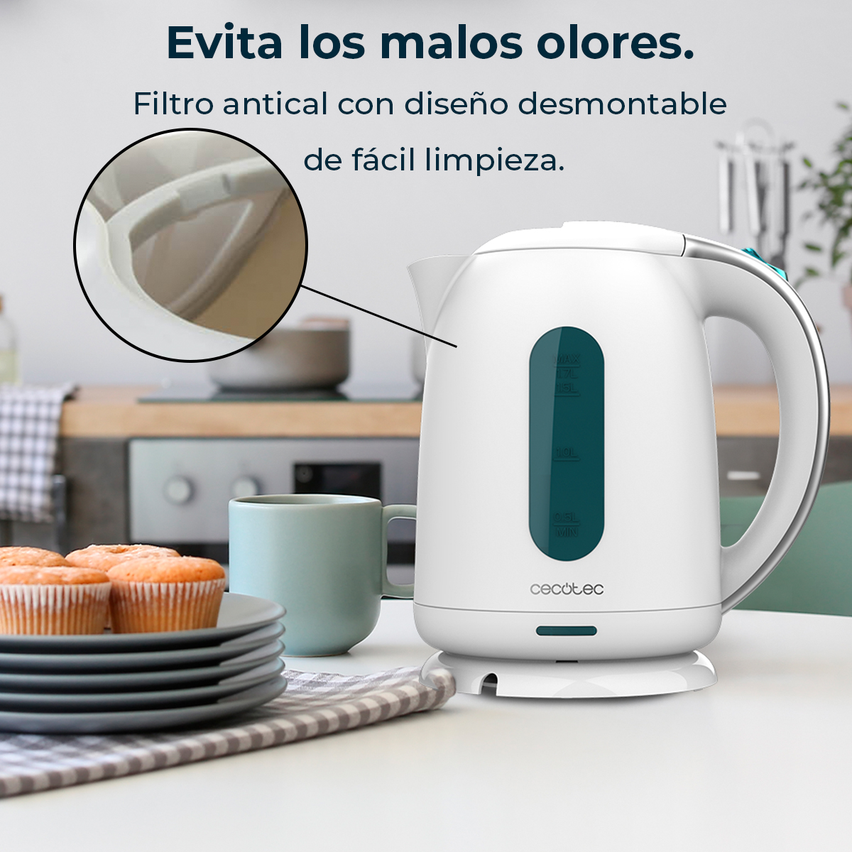 Un bollitore elettrico bianco con indicatore livello acqua verde acqua su tavolo con tazza, muffin e piatti.