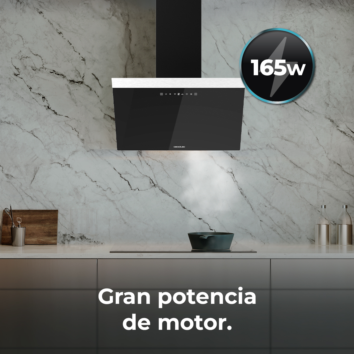 Una scena di cucina con una cappa nera e bianca, un piano cottura, una padella e un'icona di alimentazione da 165w. Testo: 'Gran potencia de motor'.