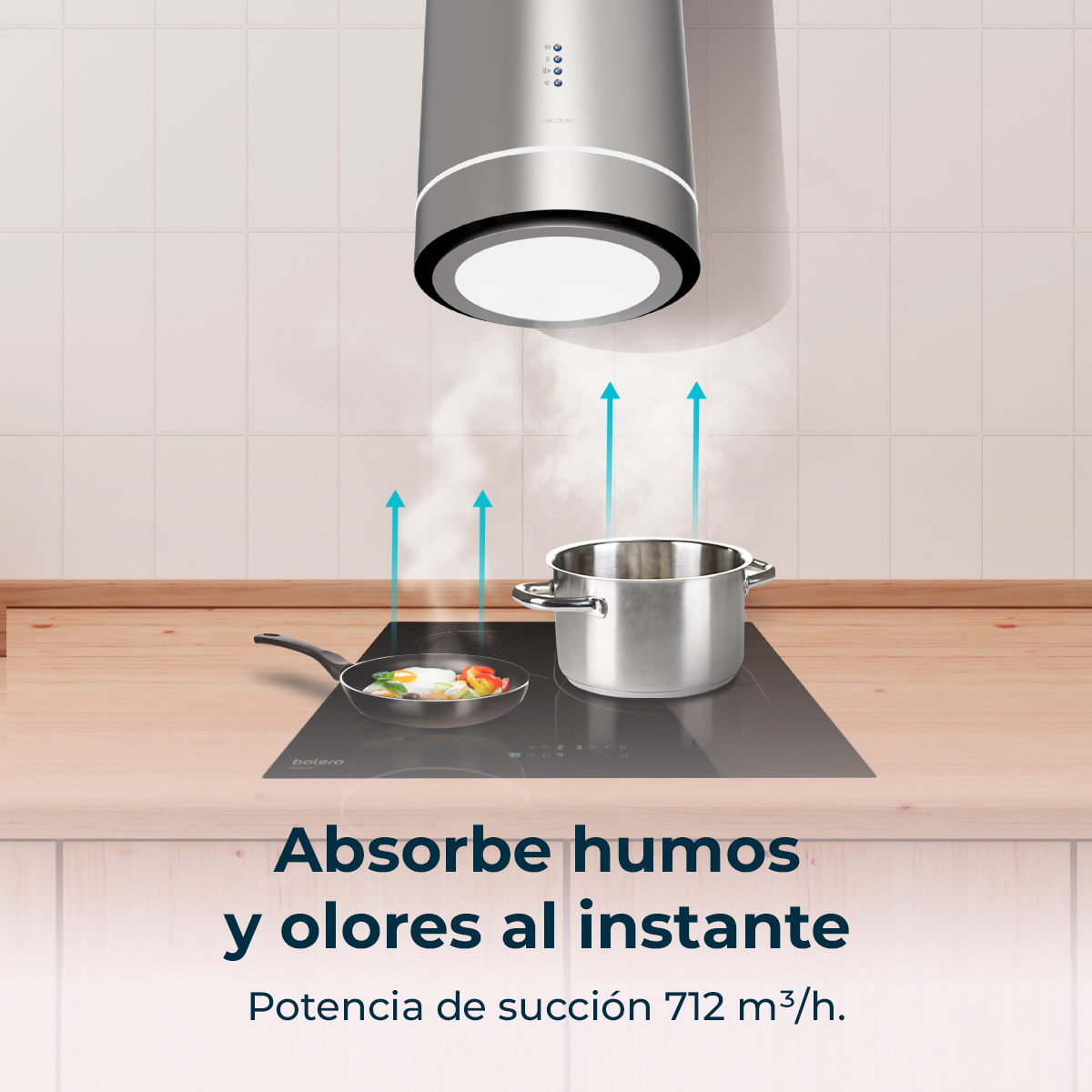 Escena de cocina con campana extractora. Sartén con huevos y verduras en la vitro, con vapor subiendo.