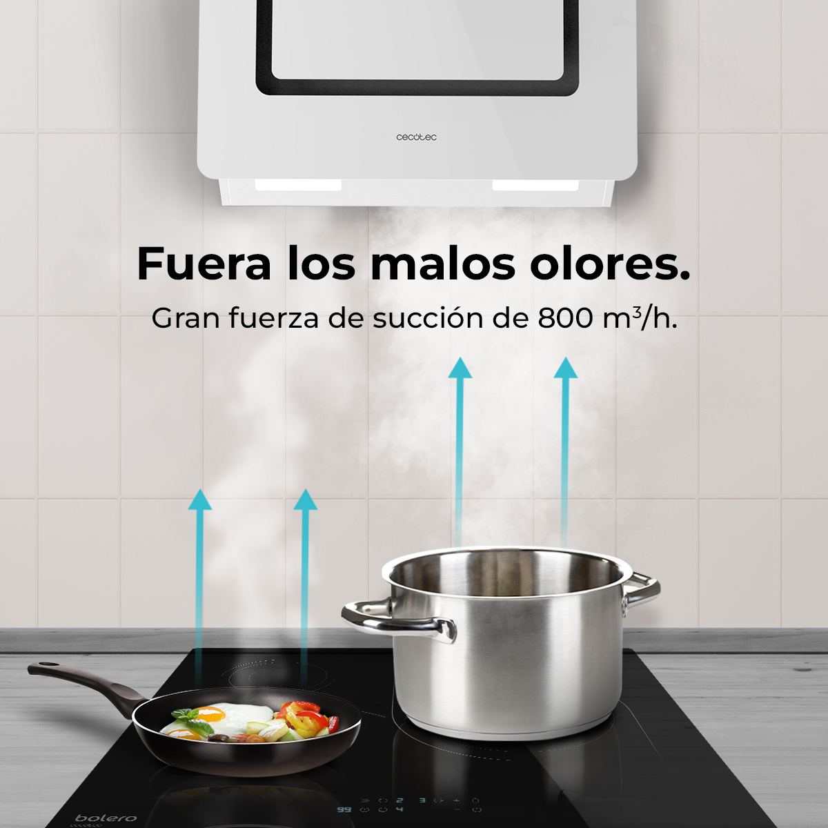 Una escena de cocina con una sartén con un huevo y verduras, y una olla en una estufa negra. Arriba, una campana extractora blanca.