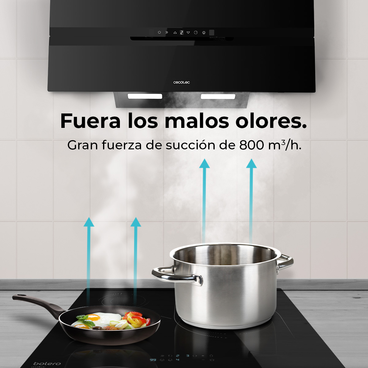 Escena de cocina con campana extractora negra sobre vitrocerámica negra. Sartén con comida y olla en la vitro. Humo subiendo. Texto en español.