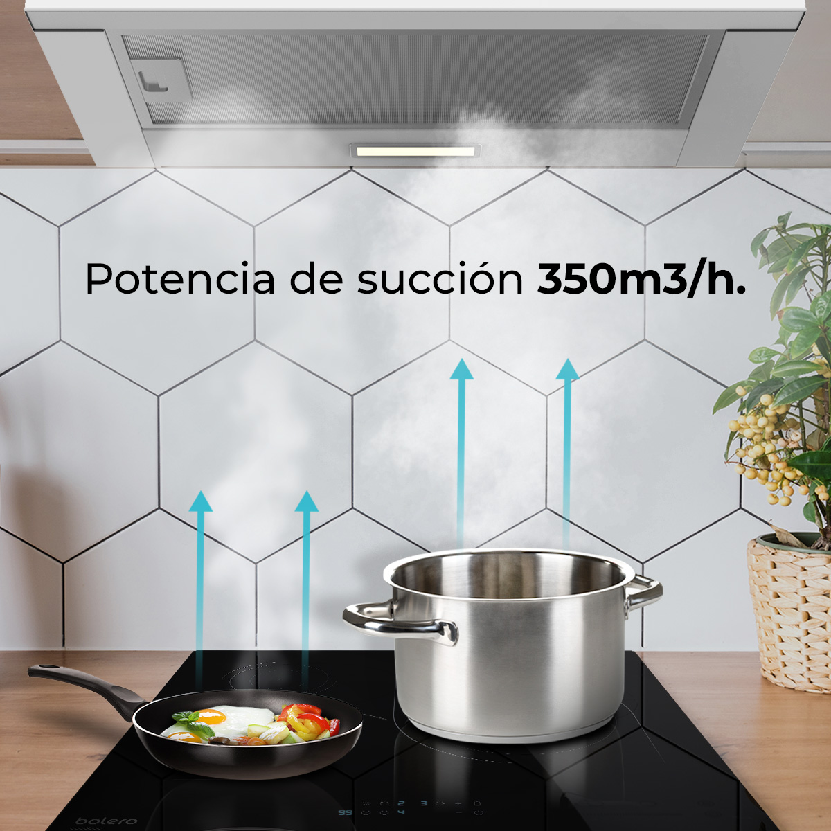 Escena de cocina con sartén y olla en una estufa negra. El vapor sube hacia una campana extractora. Azulejos hexagonales y una planta son visibles.