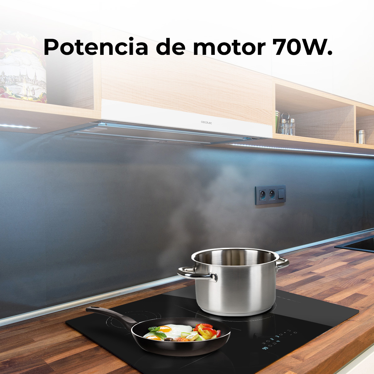 Una escena de cocina con una sartén con huevos fritos y verduras. Una olla está en la vitrocerámica. Encima hay una campana extractora. Encimera de madera.