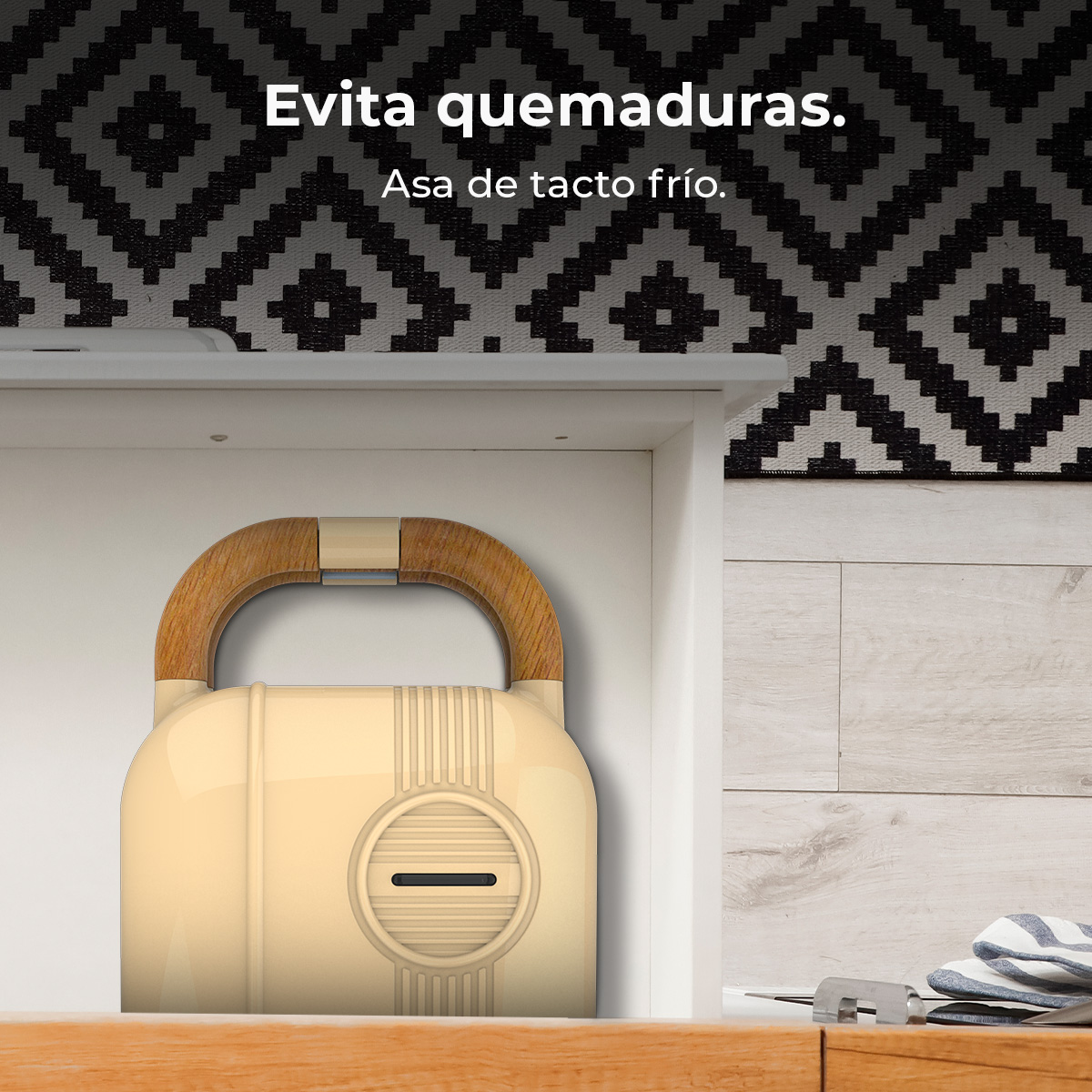 Tostadora crema con asa de madera. Texto: 'Evite quemaduras. Asa de tacto frío'. Fondo con alfombra geométrica y superficie de madera.