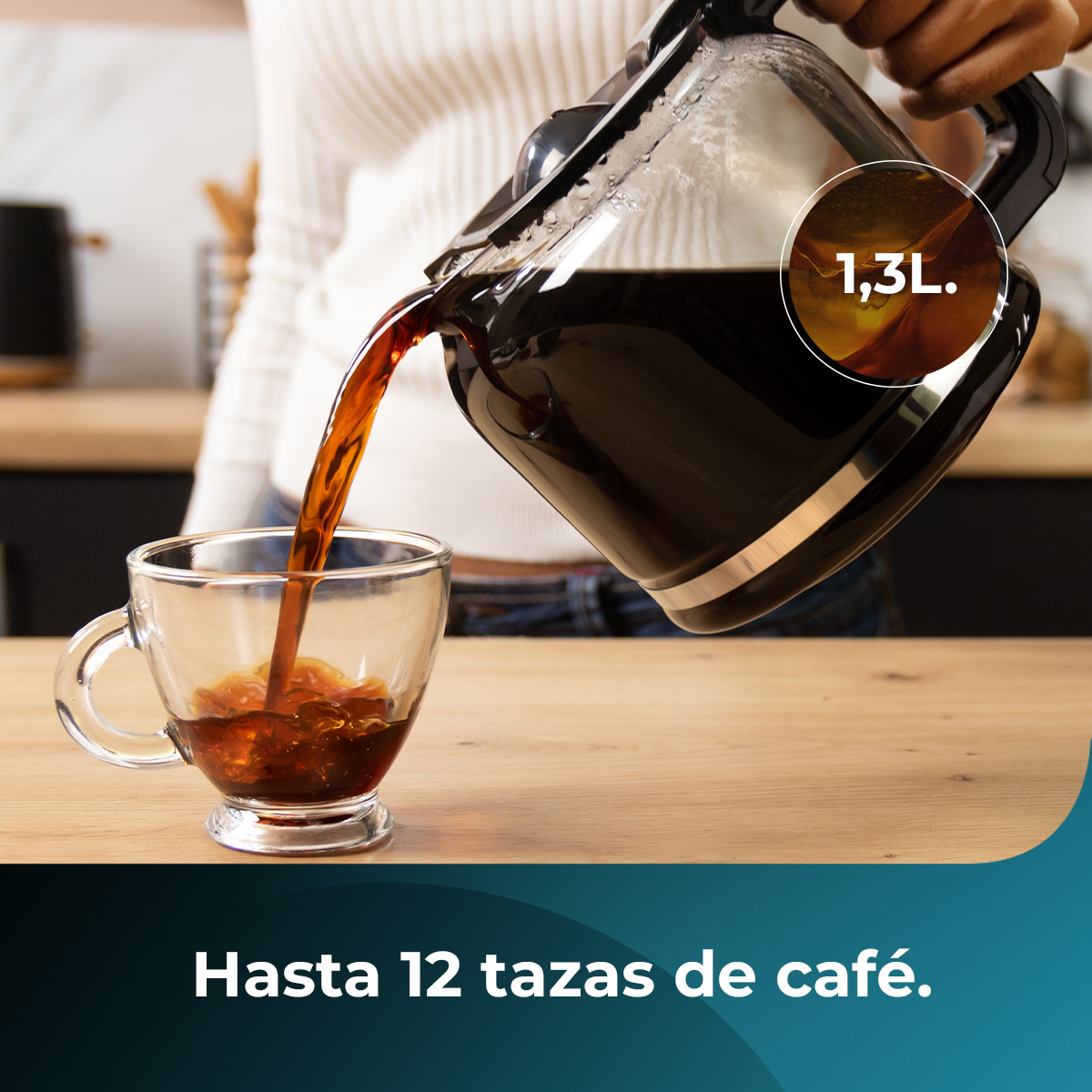 Osoba nalewa kawę ze szklanej karafki do przezroczystego szklanego kubka. Karafka mieści 1,3L. Tekst mówi: 'Hasta 12 tazas de café'.