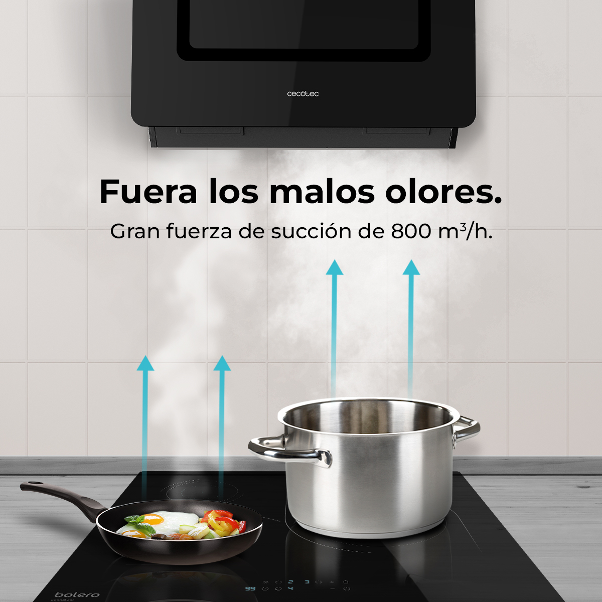 Una scena di cucina con una padella con cibo, una pentola e una cappa nera. Frecce blu puntano verso l'alto, suggerendo l'aspirazione.