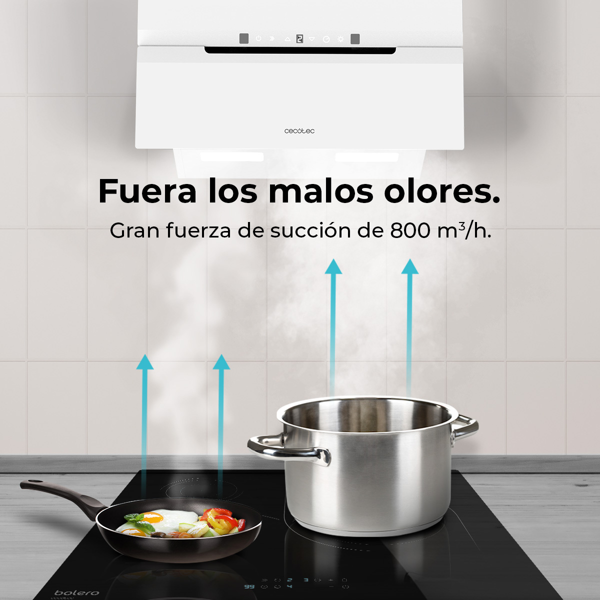 Una escena de cocina con una sartén friendo un huevo y verduras, una olla y una campana extractora sobre una vitrocerámica negra.