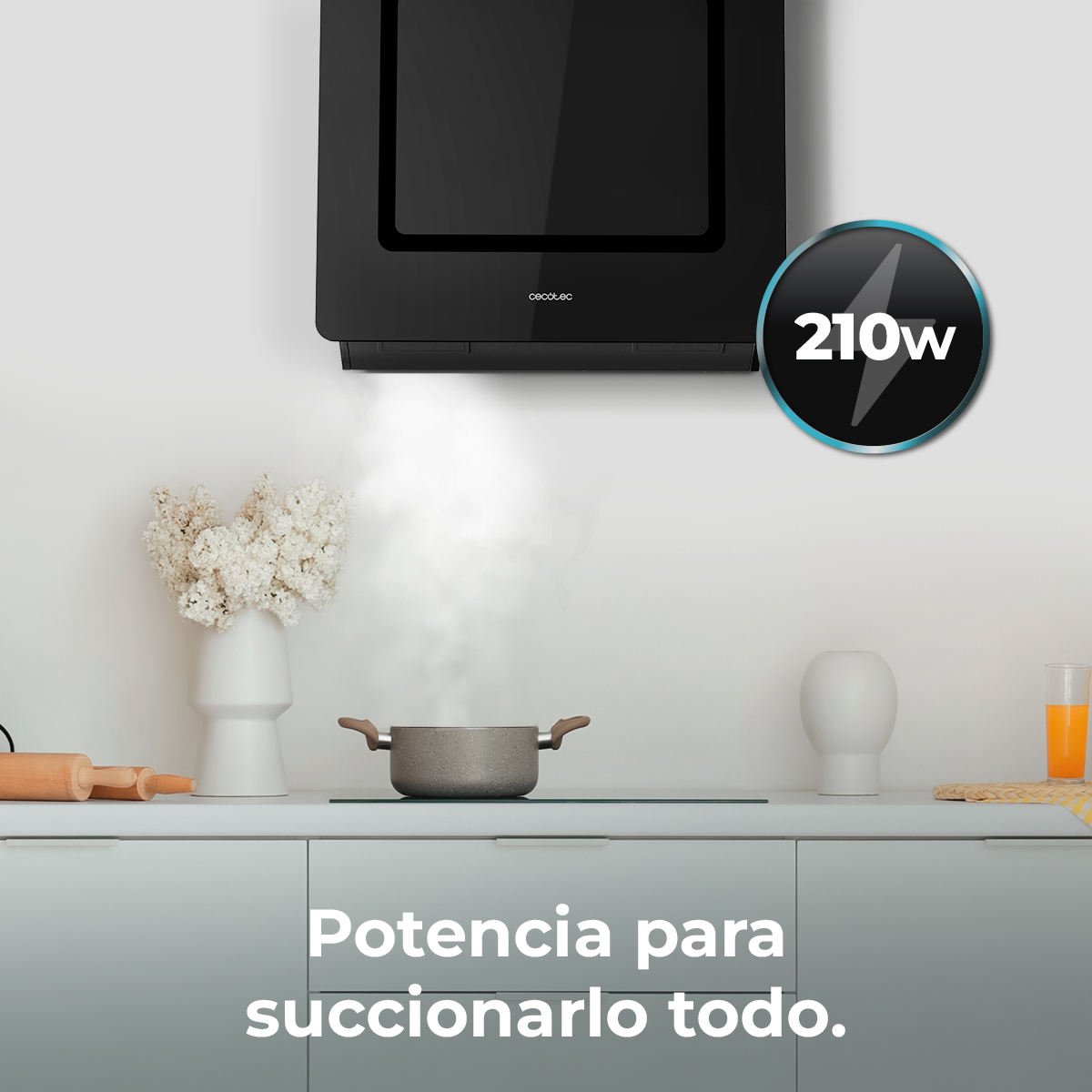 Scena di cucina con cappa nera sopra una pentola con vapore. Testo: 'Potencia para succionarlo todo' e simbolo 210w.
