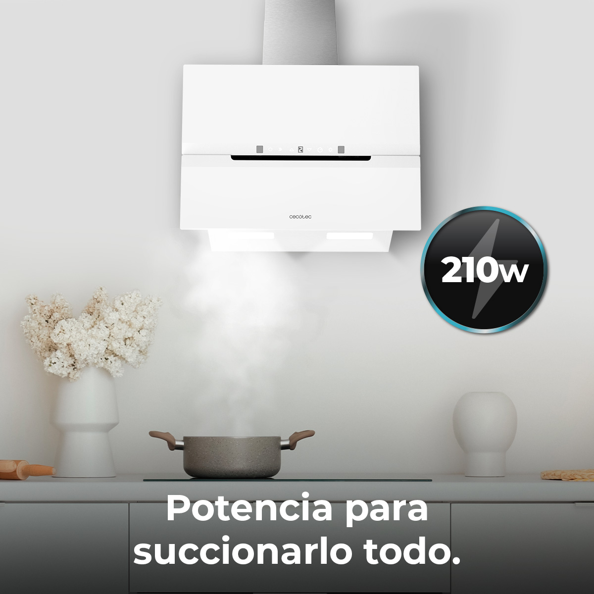 Una campana extractora blanca con vapor sobre una olla en la estufa. Un botón de encendido con 210w está a la derecha. Un florero con flores a la izquierda.