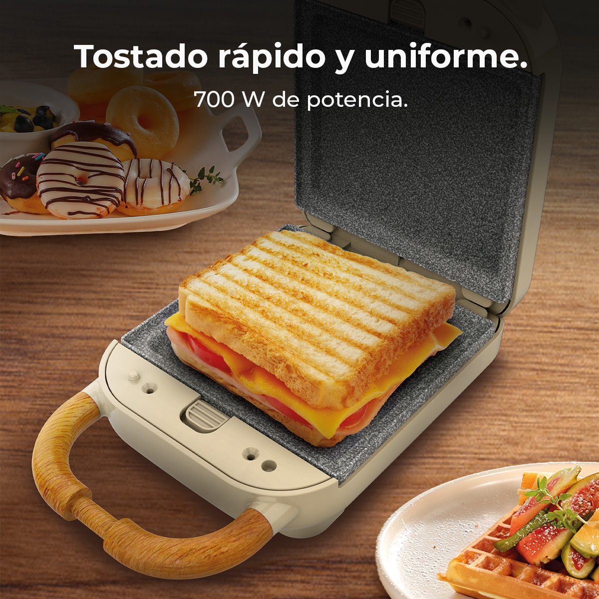 Una macchina per sandwich con un panino grigliato all'interno. Ciambelle e waffle sono di lato. Il testo dice 'Tostatura veloce e uniforme'.