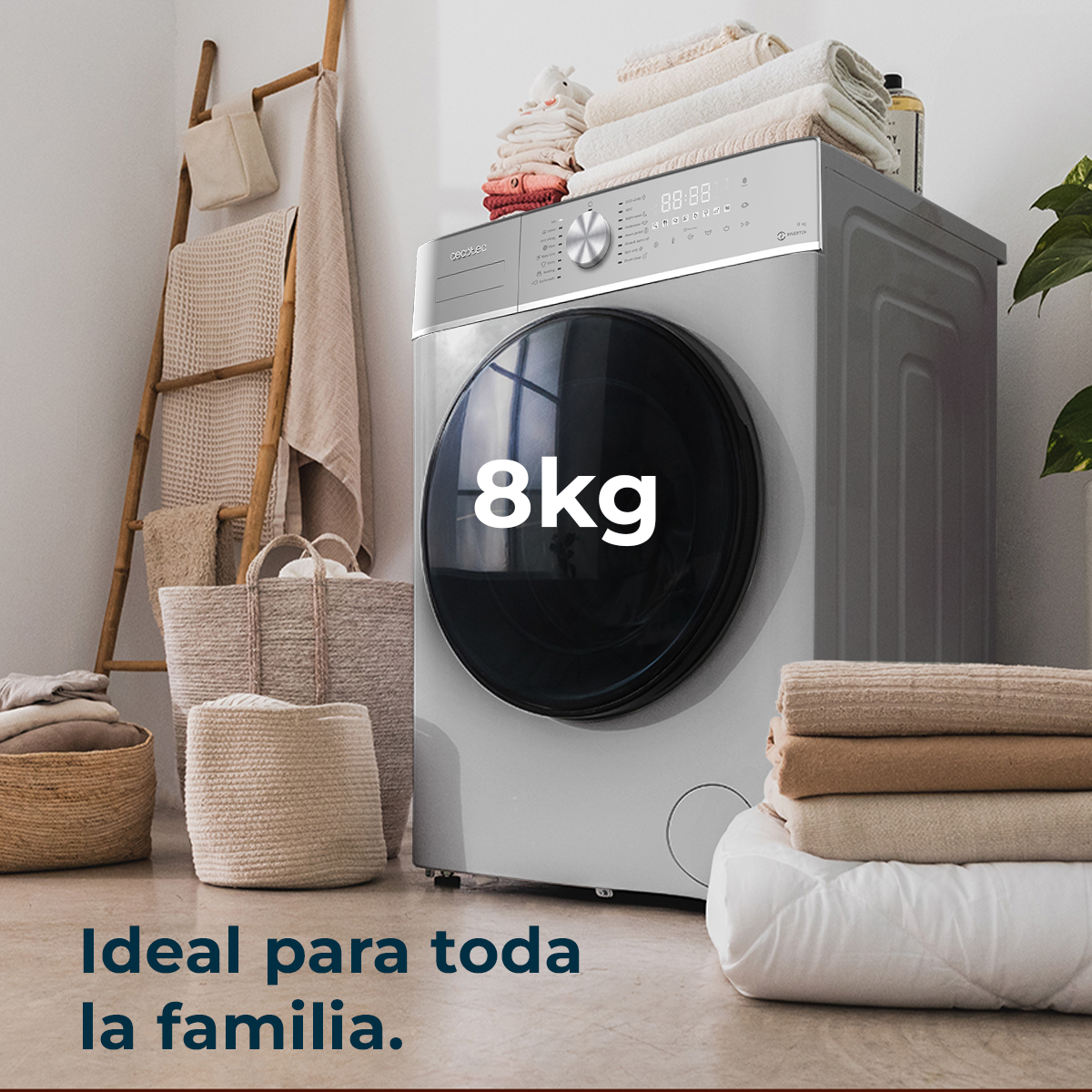 Una lavatrice con capacità di 8 kg. Si vedono asciugamani, un cesto e una scala. Il testo recita: Ideale per la famiglia.