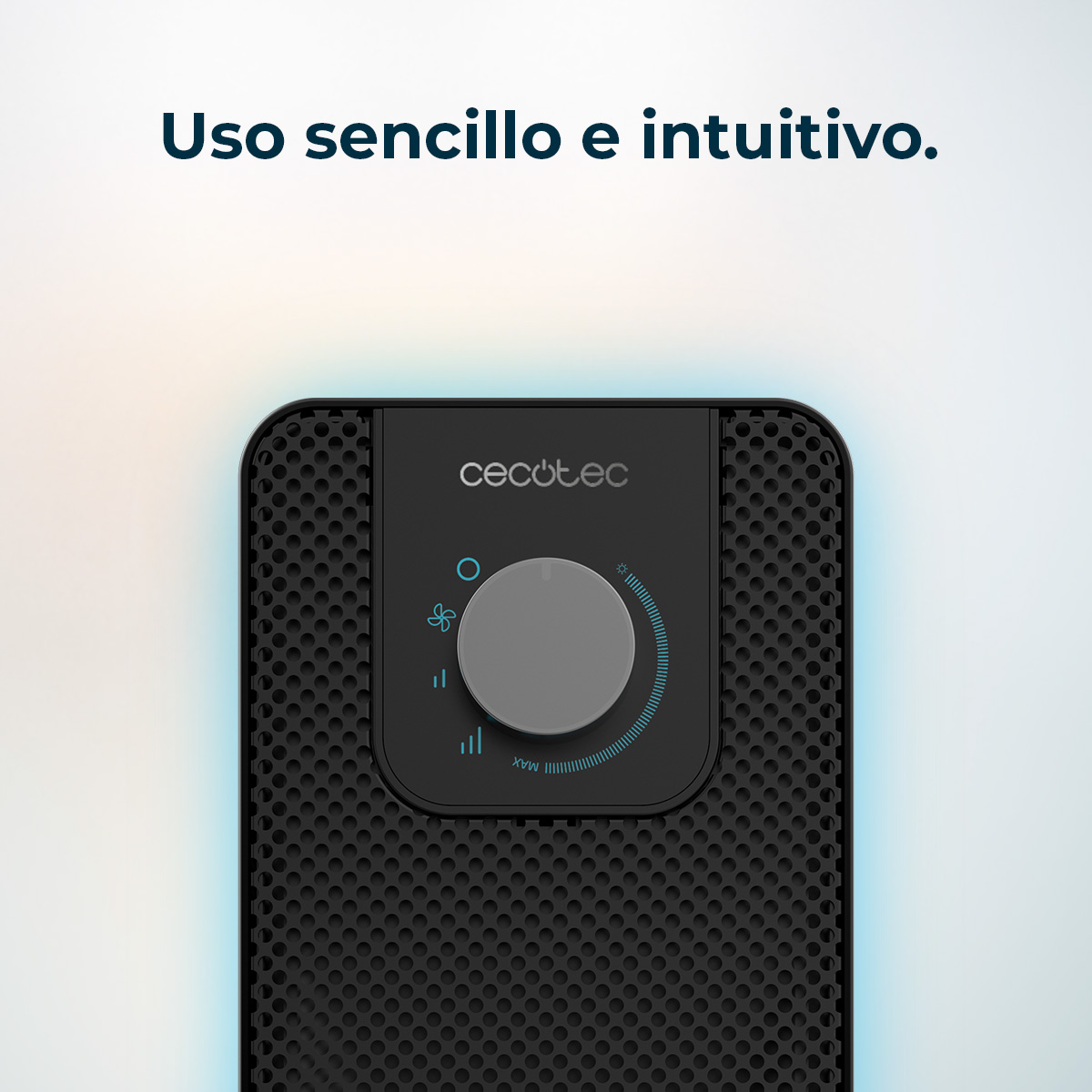 Ventilatore nero con manopola. La manopola e le impostazioni sono blu. La parola "Cecotec" è visibile.