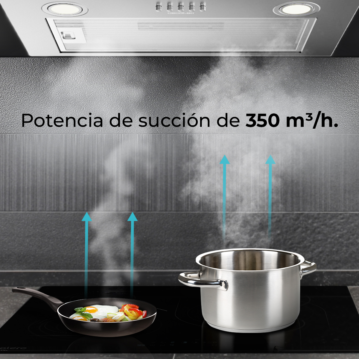 Una scena di cucina con una padella che frigge uova e verdure, una pentola e una cappa con la scritta 'Potencia de succión de 350 m³/h'.