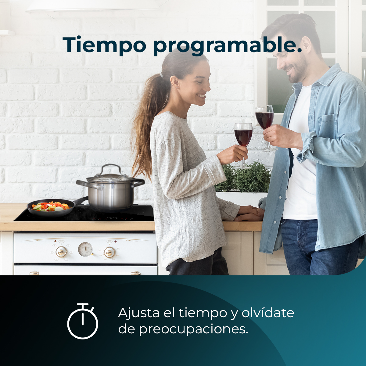 Una pareja brindando con copas de vino en una cocina. Una olla y una sartén con comida están en la estufa. El texto dice 'Tiempo programable'.