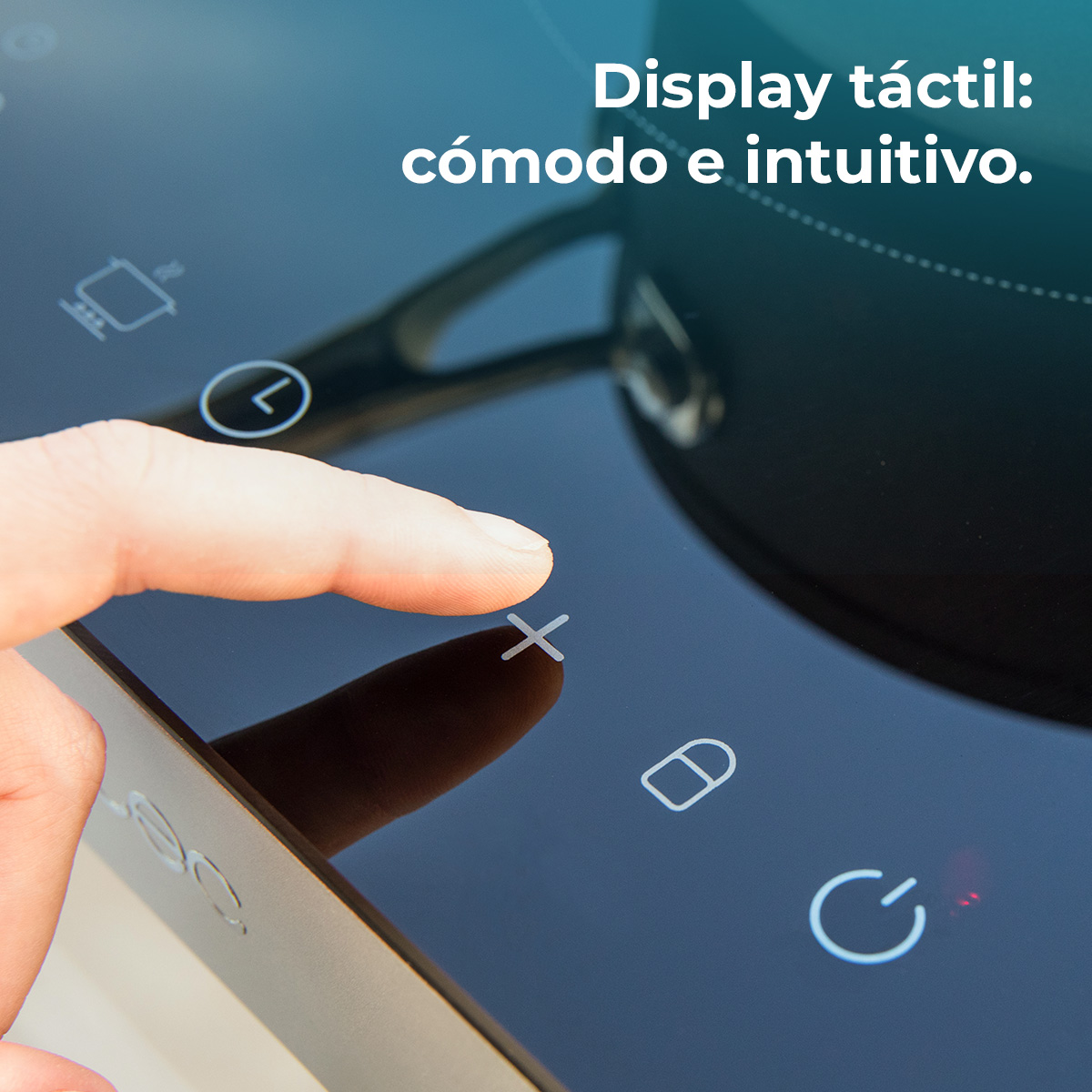 Un dito tocca un touchscreen con icone. Una pentola è sullo sfondo. Il testo recita: Display touch: comodo e intuitivo.