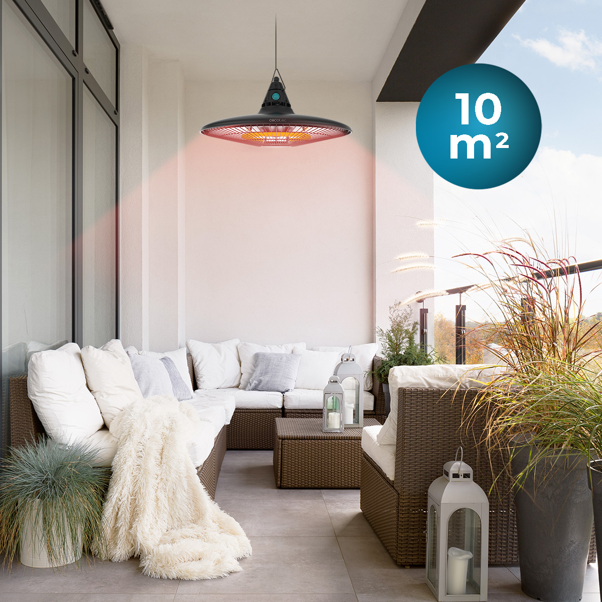 Una scena di patio con un riscaldatore sospeso, un divano, piante e un tappeto. Un cartello di 10 m² è visibile, insieme a lanterne e mobili da esterno.