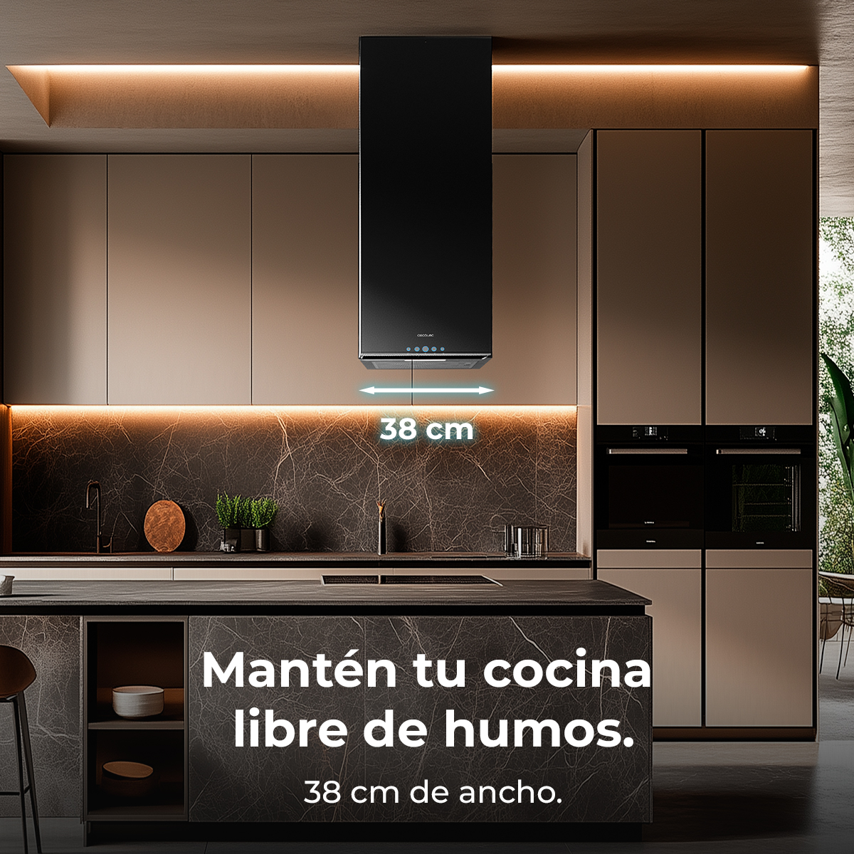 Cocina moderna con campana extractora negra. Texto: 'Mantén tu cocina libre de humos. 38 cm de ancho.'