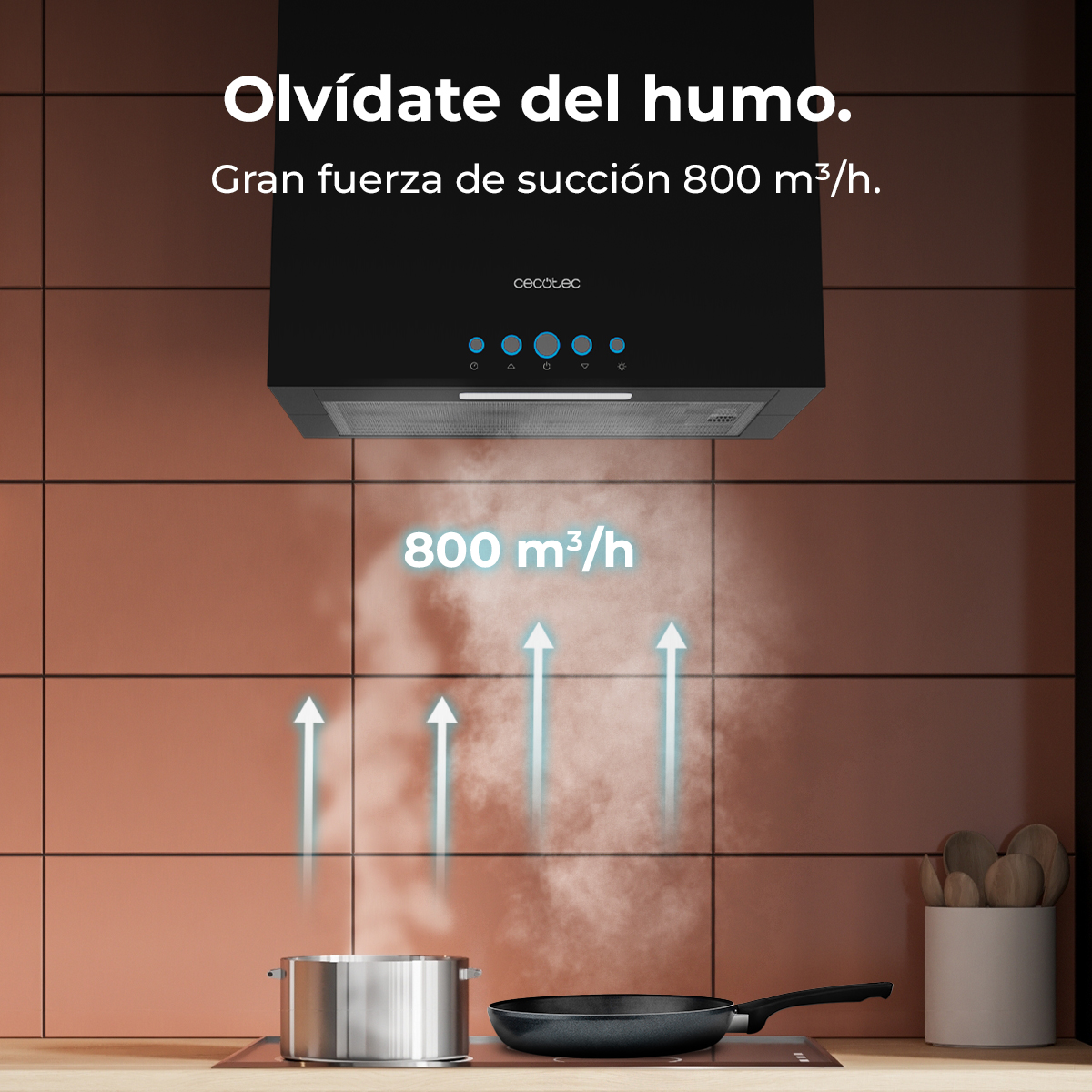 Escena de cocina con campana extractora negra. El vapor se eleva de una sartén y una olla en una estufa.