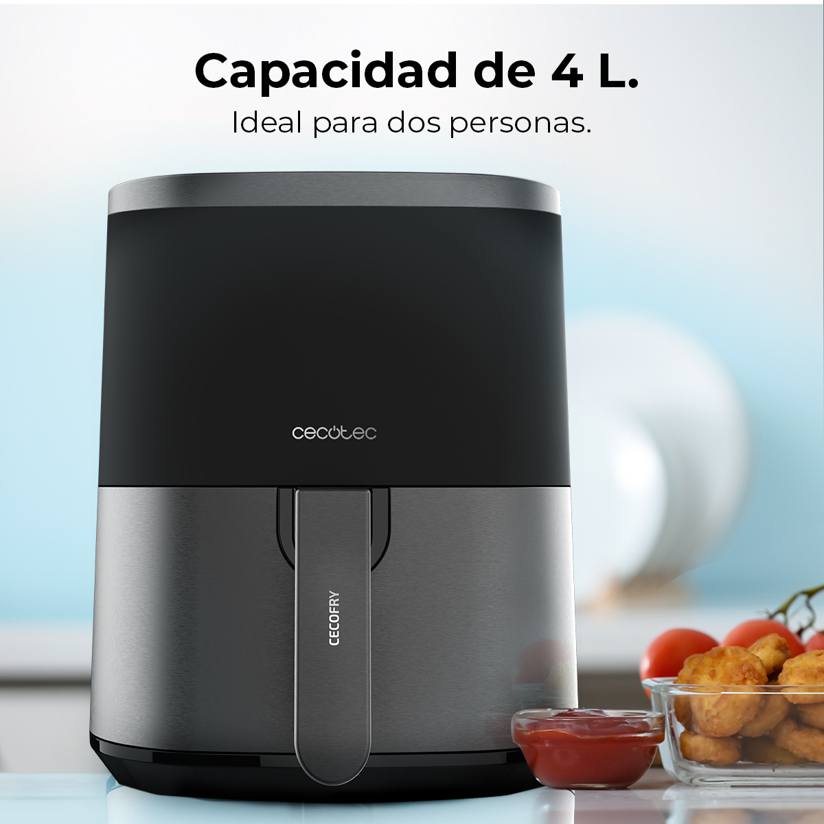 Una freidora de aire con texto 'Capacidad de 4 L.' y 'Ideal para dos personas.' Un cuenco de ketchup y comida frita en primer plano.