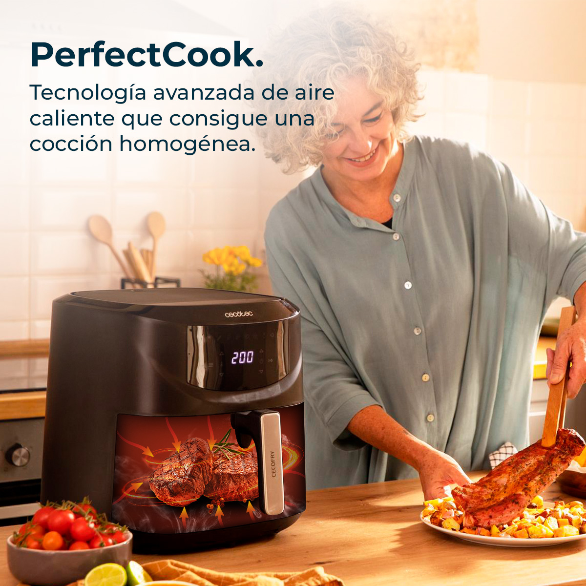 Een vrouw glimlacht terwijl ze eten serveert uit een Cecotec airfryer. De airfryer is zwart met een digitale display. Groenten en vlees zijn zichtbaar.