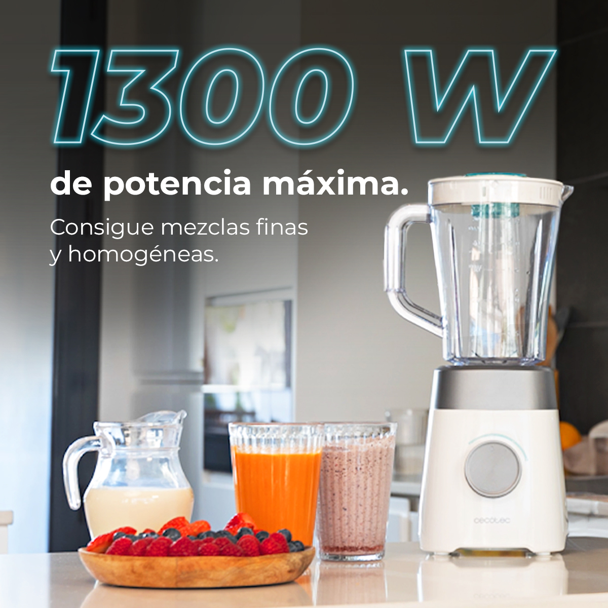 Un frullatore con brocca di vetro, tre bicchieri di succo, una ciotola di bacche e una brocca di latte. Il testo dice 1300W.