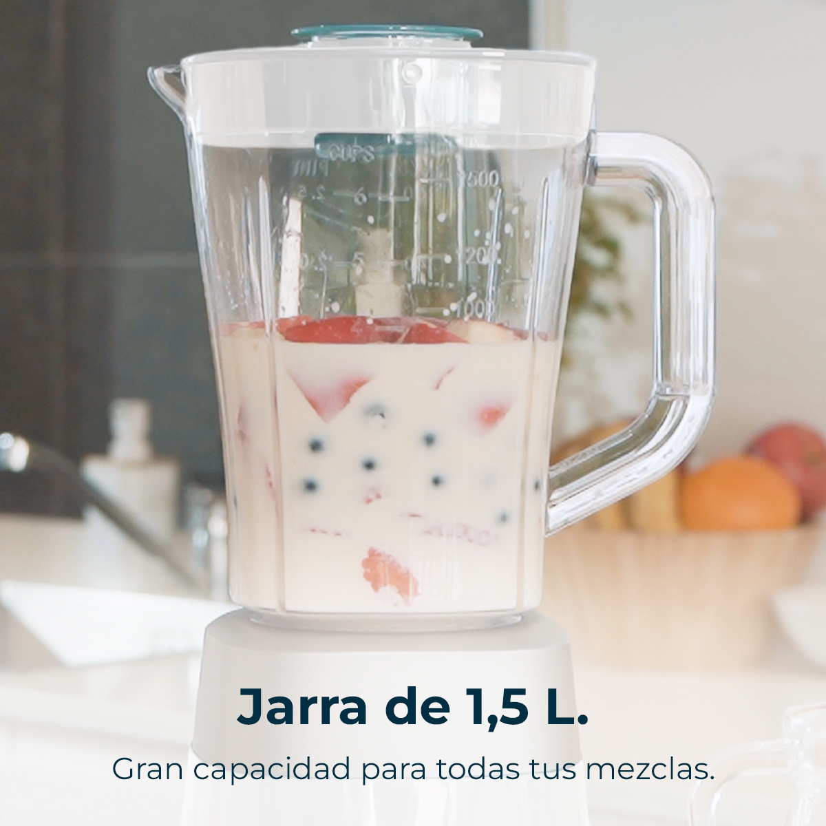 Un frullatore con frutta all'interno. Il testo in basso dice: Vaso da 1,5 L. Grande capacità per tutti i tuoi mix.