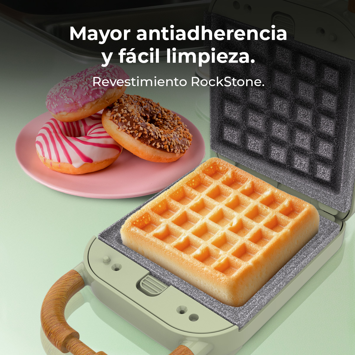 Ein Waffeleisen mit einer gebackenen Waffel darin und Donuts auf einem rosa Teller links. Der Text lautet 'Mayor antiadherencia'.