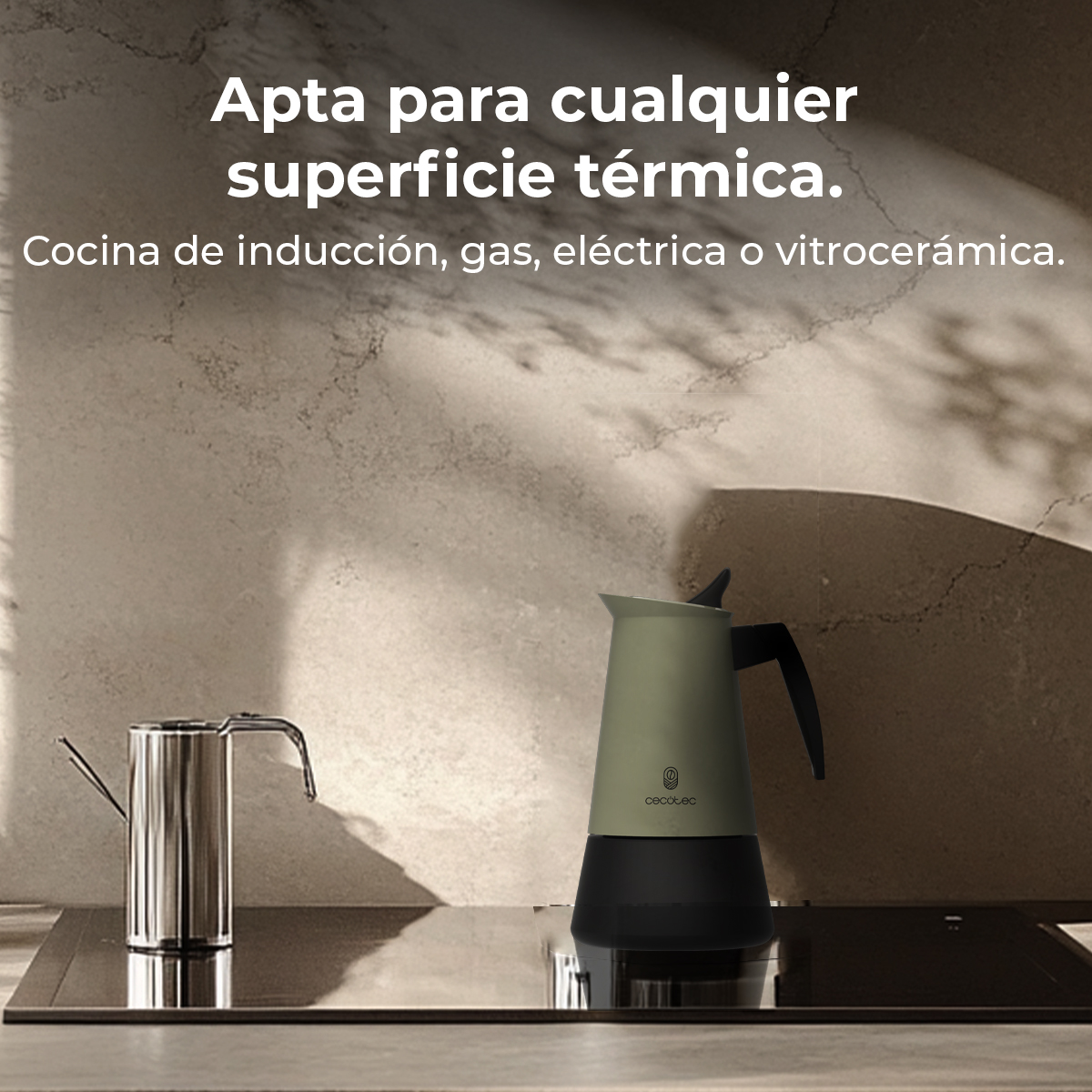 Kaffeemaschine und Metallkanne auf schwarzem Herd. Spanischer Text: geeignet für jede thermische Oberfläche.