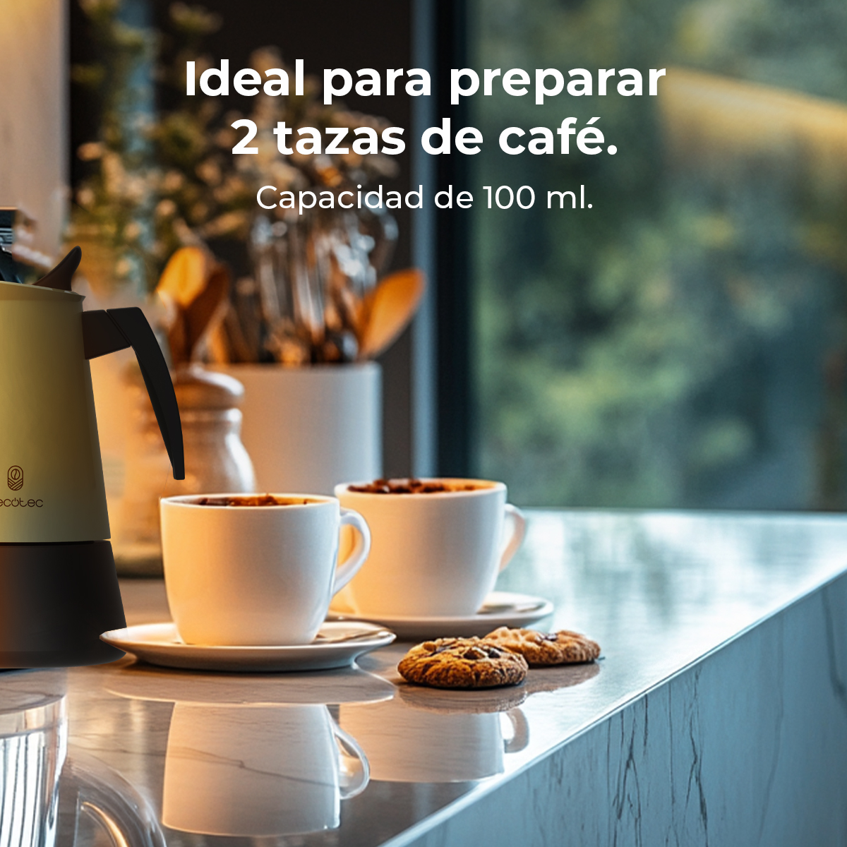Zwei Kaffeetassen mit Keksen auf spiegelnder Oberfläche. Links eine Kaffeemaschine. Text: Ideal zur Zubereitung von 2 Tassen.