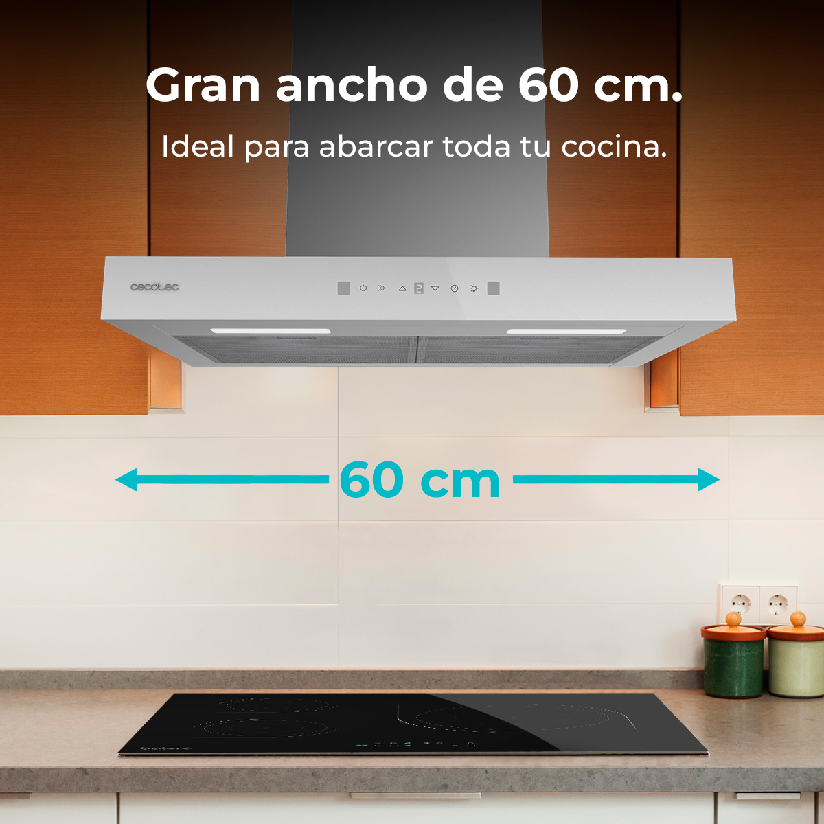 Escena de cocina con campana extractora blanca, vitrocerámica negra y texto que indica un ancho de 60 cm. También hay armarios y tarros.