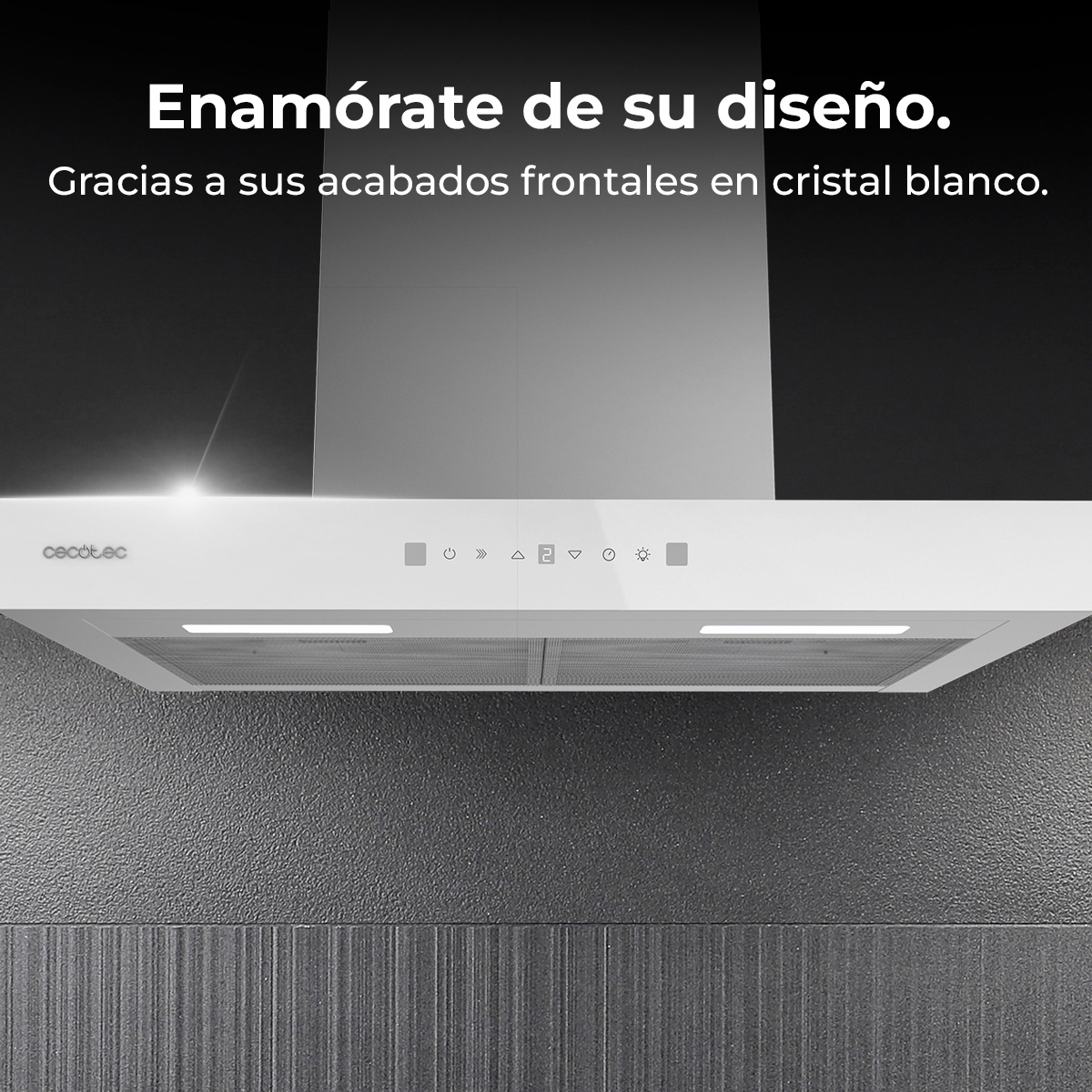 Una campana extractora blanca con frente de cristal, luces y panel de control. El fondo es una pared gris texturizada.