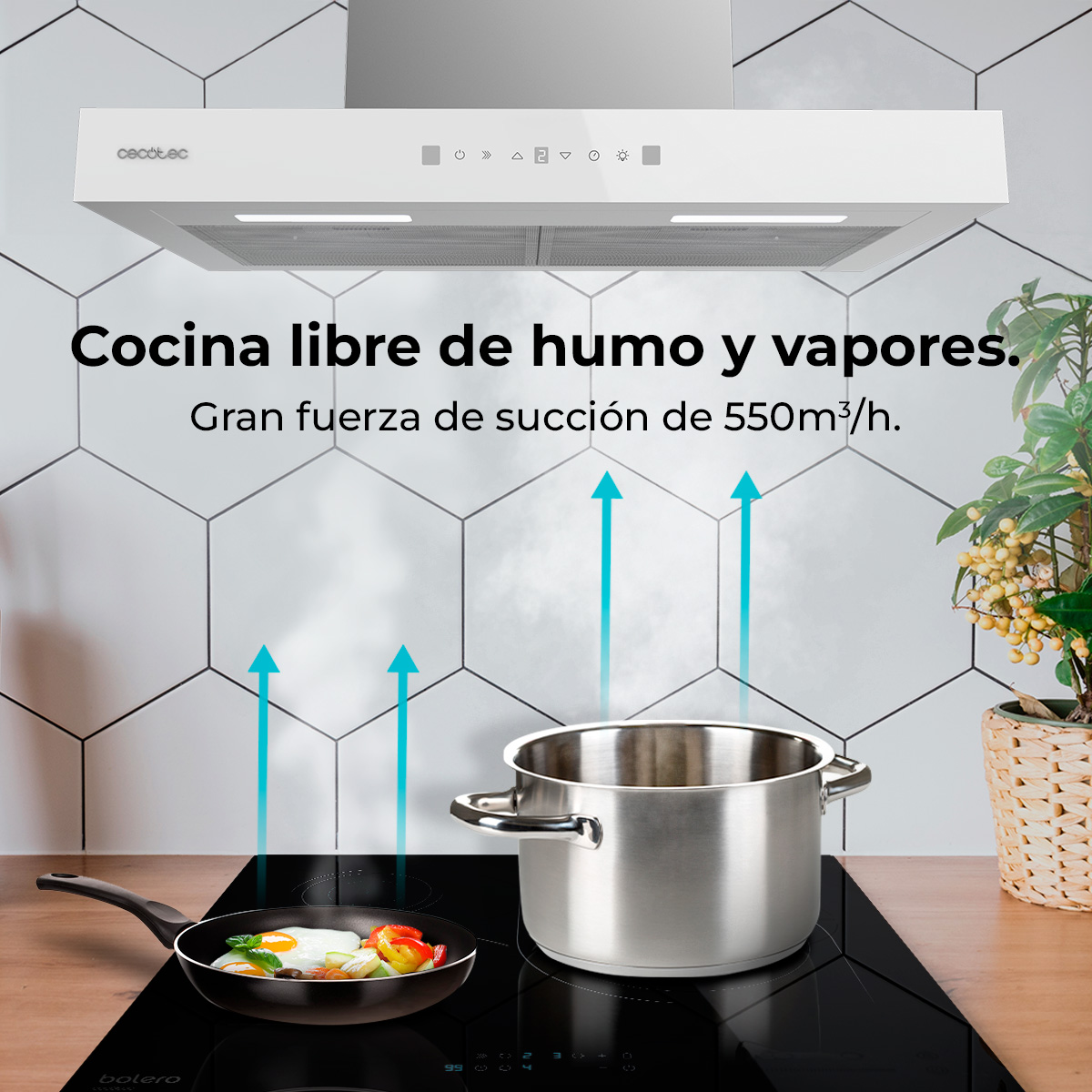 Escena de cocina con campana extractora, sartén con comida y olla en una estufa negra. Las flechas indican succión.