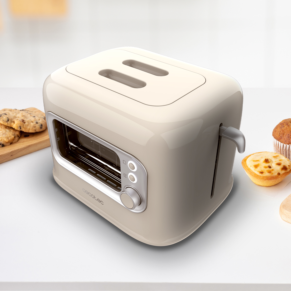 Ein beiger Toaster auf einer weißen Oberfläche, mit Keksen und Gebäck. Der Toaster hat zwei Schlitze und ein Bedienfeld.