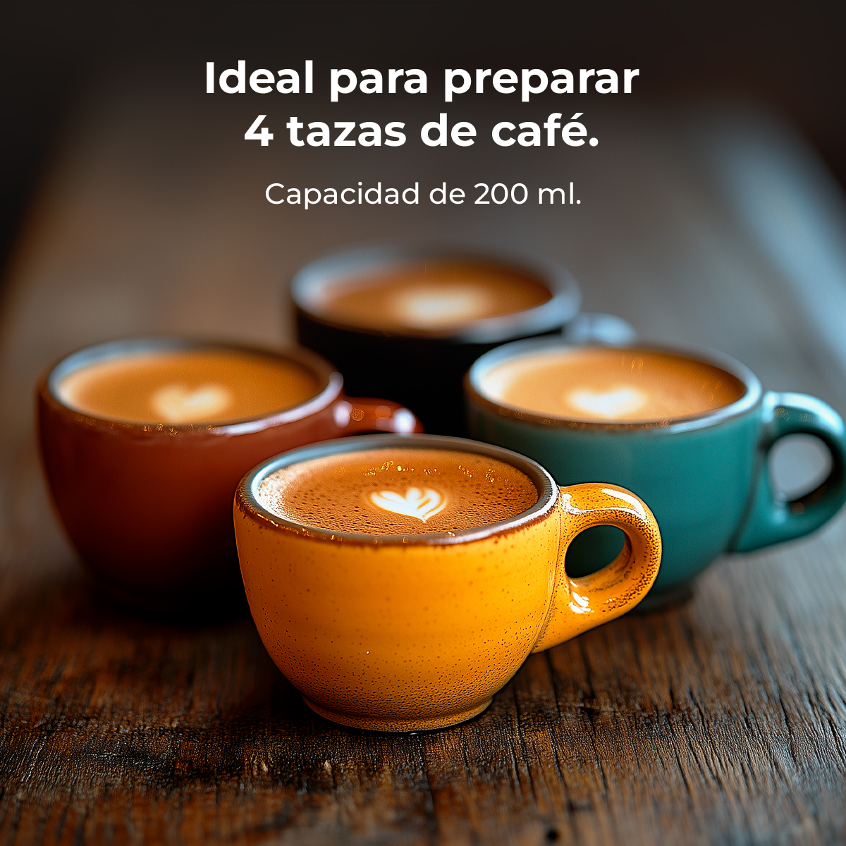 Quattro tazze di caffè colorate su un tavolo di legno. Ogni tazza ha caffè con latte art. Il testo sopra dice 'Ideal para preparar 4 tazas de café'.