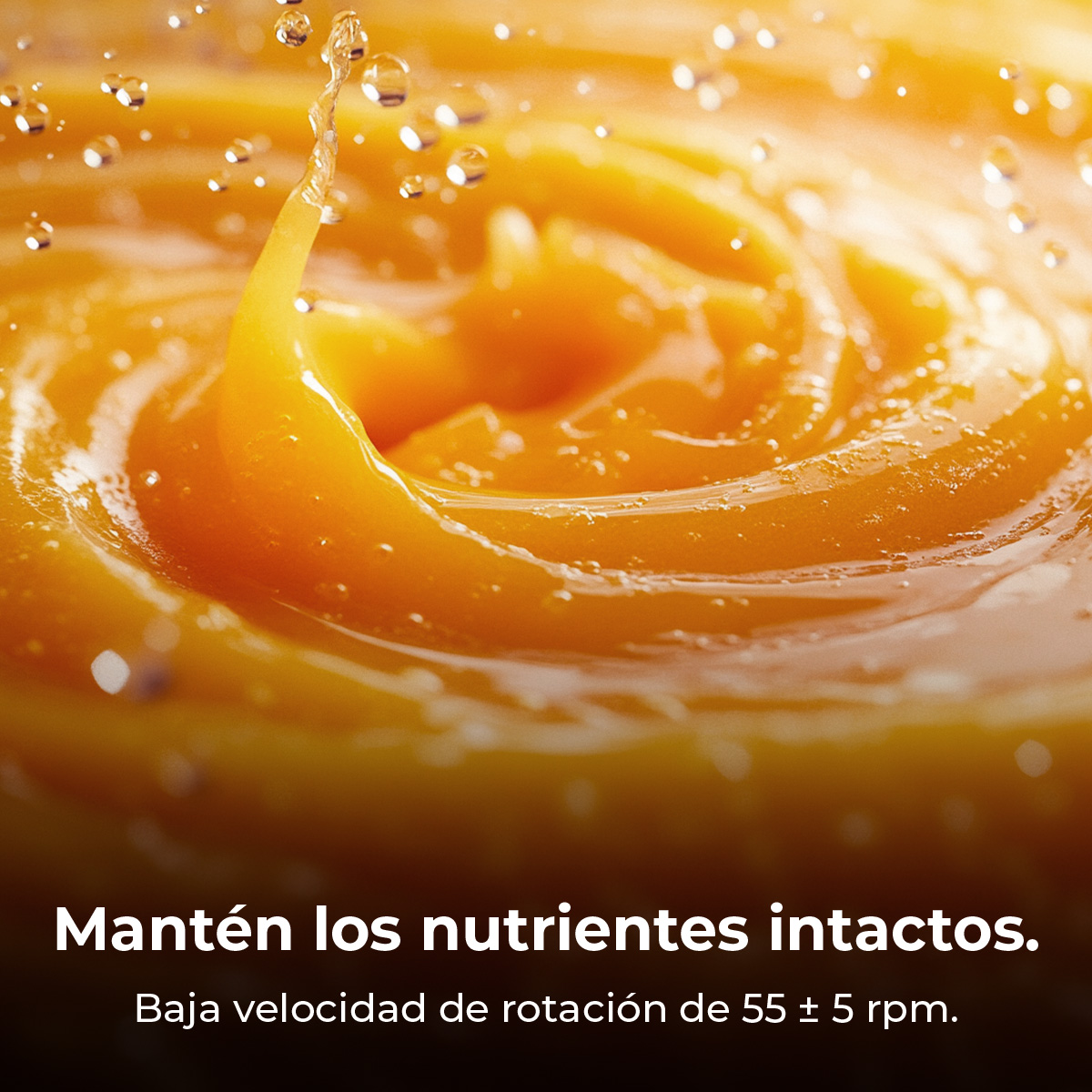 Primer plano de líquido naranja arremolinado con gotas de agua. Texto: Mantén los nutrientes intactos. Baja velocidad de rotación de 55 ± 5 rpm.