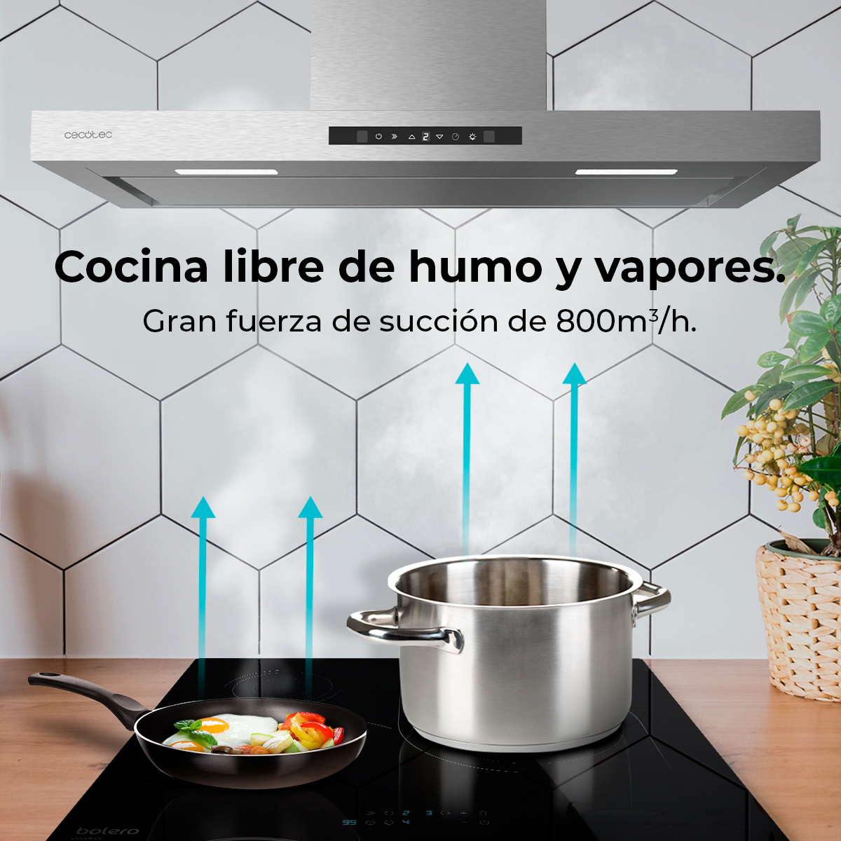 Cocina con campana extractora, sartén con comida, olla en vitrocerámica. Flechas muestran extracción de humo. Texto: cocina sin humo.