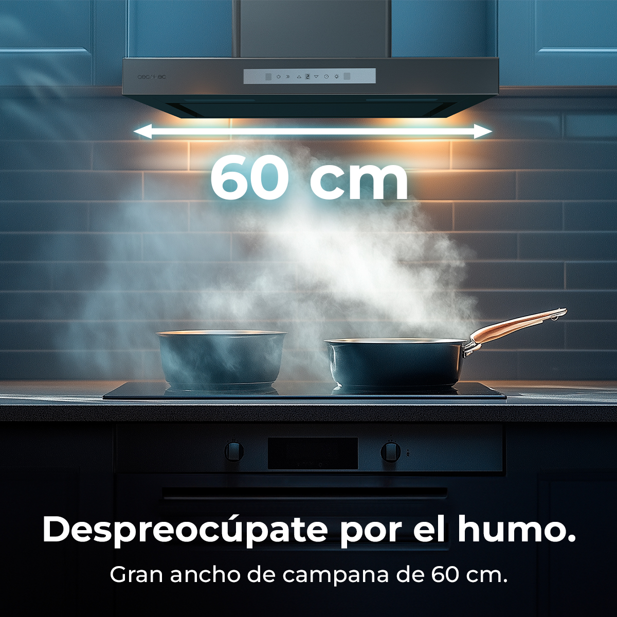 Scena di cucina con cappa da 60 cm sopra due pentole su un fornello, con vapore. Testo: 'Non preoccuparti del fumo'.